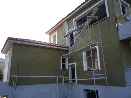 Εξωτερική θερμομόνωση με πετροβάμβα σε νέα κατοικία σύστημα STO THERM MINERAL